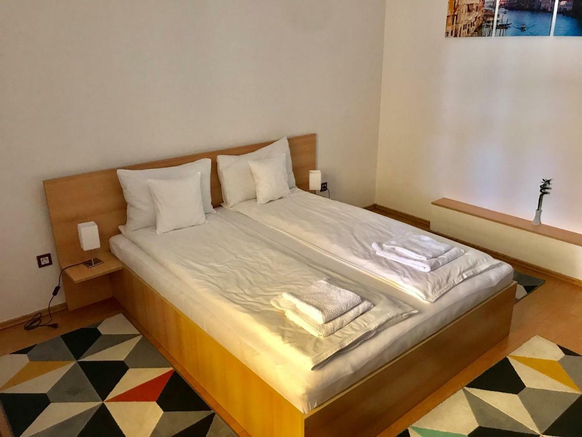 Cristi'S Rooms - Pensiune Oradea Buitenkant foto