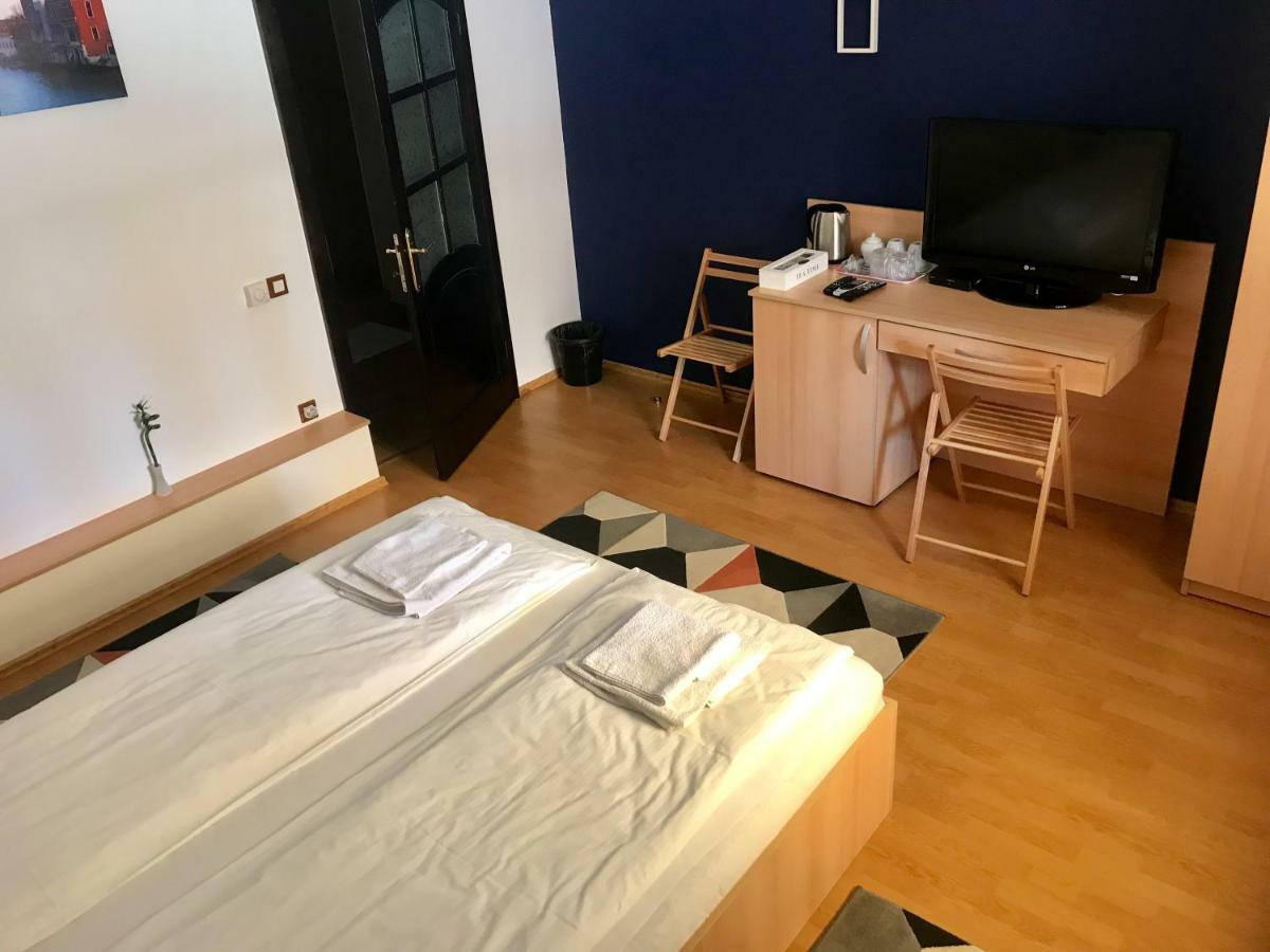 Cristi'S Rooms - Pensiune Oradea Buitenkant foto