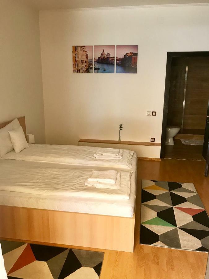 Cristi'S Rooms - Pensiune Oradea Buitenkant foto