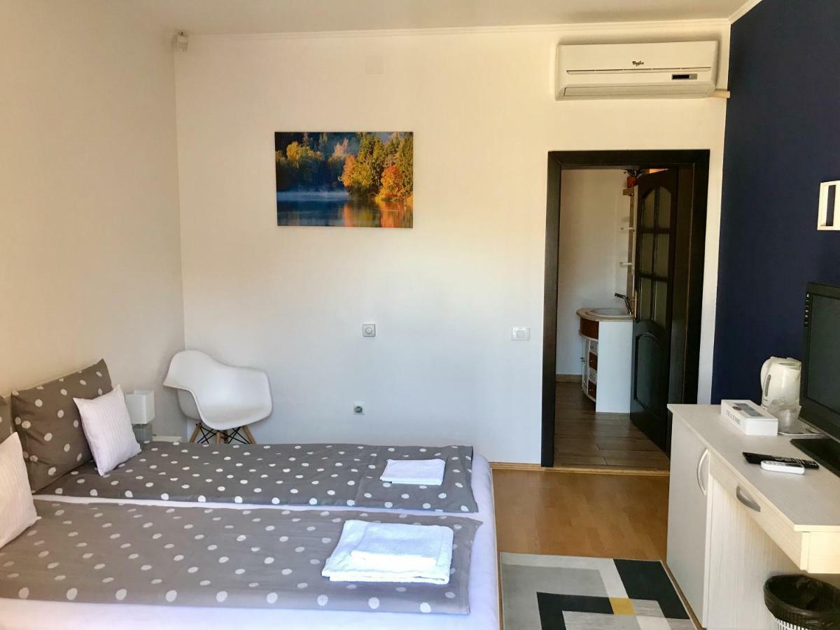 Cristi'S Rooms - Pensiune Oradea Buitenkant foto
