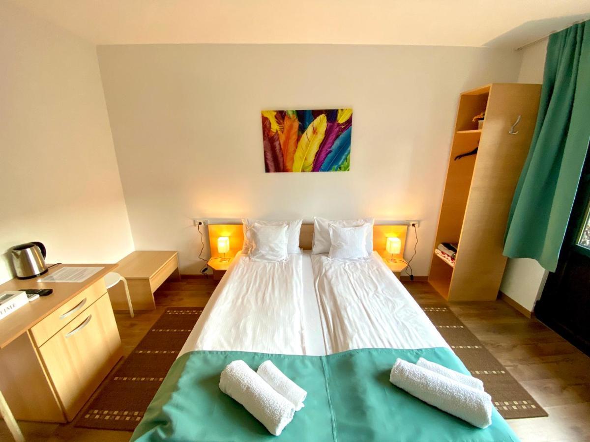 Cristi'S Rooms - Pensiune Oradea Buitenkant foto