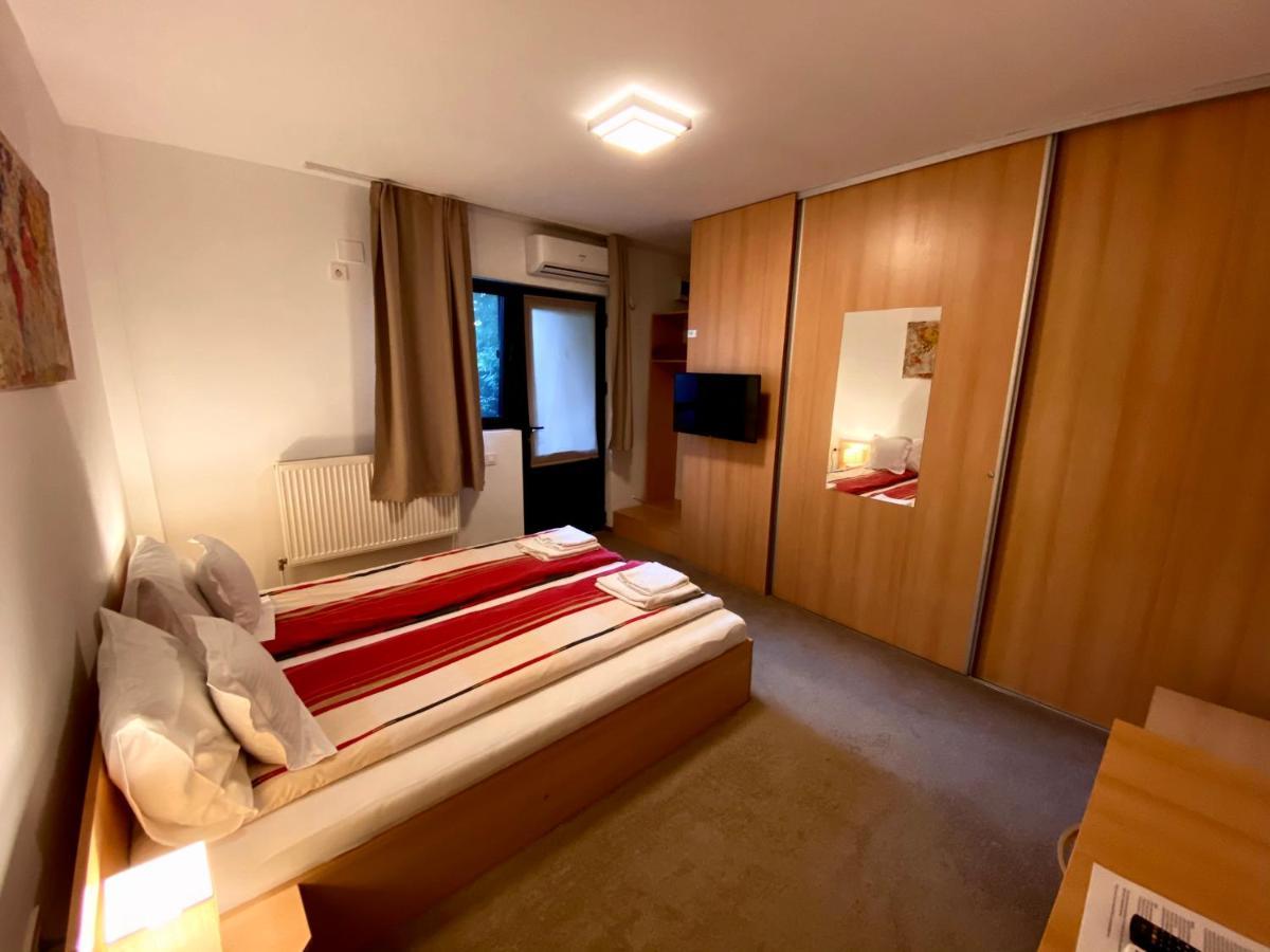Cristi'S Rooms - Pensiune Oradea Buitenkant foto