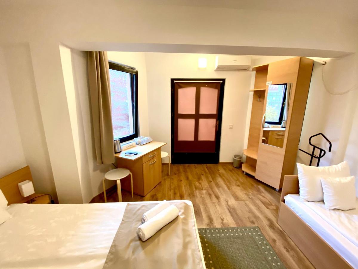Cristi'S Rooms - Pensiune Oradea Buitenkant foto