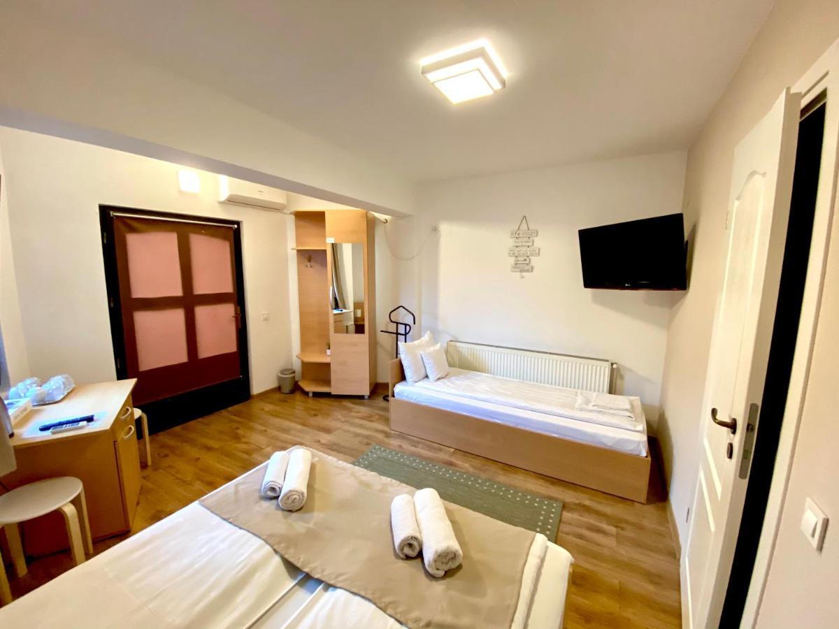 Cristi'S Rooms - Pensiune Oradea Buitenkant foto